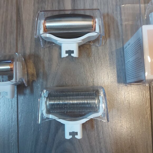 BeautyBio Glowpro Bundle + Case - Picture 4 of 9